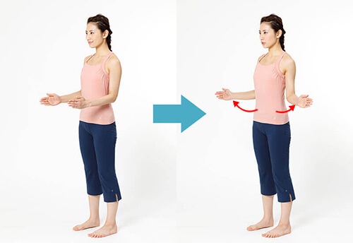 肩関節位置を調整する。肘を脇腹にぴったり付けた、小さい「前へならえ」ポーズ（左写真）から、手を外側へ（右写真）。この動きを10回繰り返す