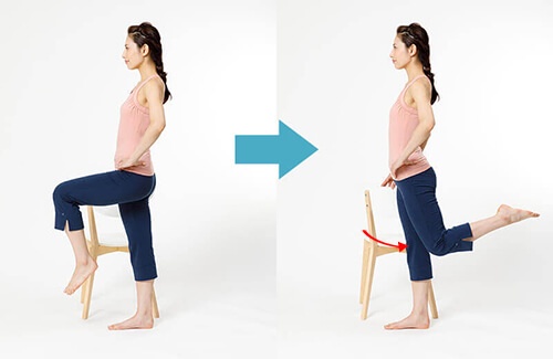 膝が直角になるように脚を前に上げ（左写真）、直角に保ったまま後ろに振り上げる（右写真）。この動きを左右の脚で10回繰り返す