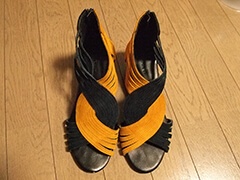 福岡さんのアドバイスを受け、編集Oが自宅の靴箱から探してきたサンダルがこちら。足を包み込むデザインですが、かかとを支えるパーツがさらに深いと理想的です