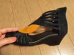 福岡さんのアドバイスを受け、編集Oが自宅の靴箱から探してきたサンダルがこちら。足を包み込むデザインですが、かかとを支えるパーツがさらに深いと理想的です