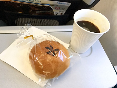 バニラエアで機内販売される「とろ～りクリームパン」は数量限定の人気商品　写真／吉田友和