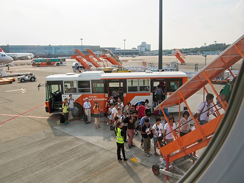 成田空港ではLCCは「沖止め」。搭乗時にはターミナルからバスで移動する