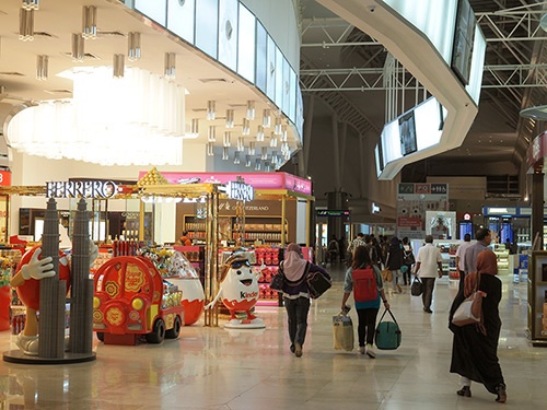 クアラルンプールのKLIA2は、LCC専用ながらも国際空港らしい華やかな雰囲気