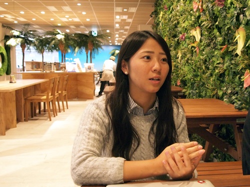 人財部で中途採用の業務に従事する吉田萌さん。2014年、コロプラに入社。以前は部品メーカーに勤務しており、職場もやや堅い雰囲気だったそう
