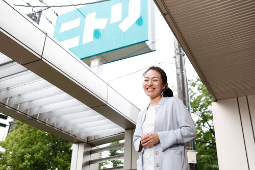 現在、ニトリの商品部でシニアデリバリーとして働く宮澤千絵美さん。今のようにバリバリ働くまでには長い道のりがあった