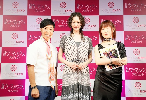 左から、ヘアメイクアップアーティストの嶋田ちあきさん、モデルのENYAさん、「etRouge」麻生綾編集長　写真／中村嘉昭