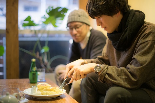 カフェ一押しのふわふわパンケーキ。永井さんが見守る中、切り分けています