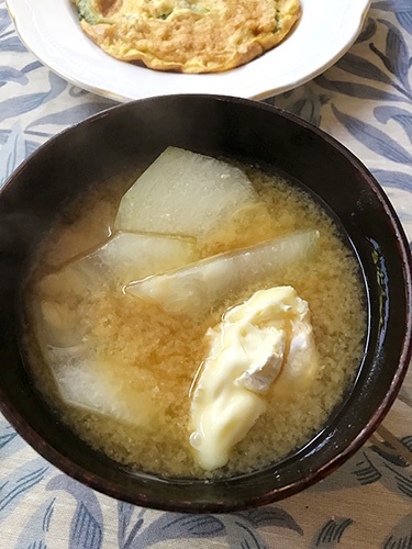 土井さんのある日の朝の味噌汁　なんとカマンベールチーズ入り