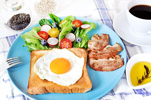いつも食べている卵や野菜も「おしゃれなワンプレート朝食」で気分転換　(C)PIXTA