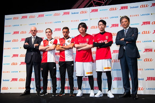 写真左より、アルト・ヤコビ駐日オランダ王国大使、オランダ代表 YimmieHD選手、FeyenoordJaeyD選手、日本代表 かーる選手、fantom選手、JeSU会長 岡村秀樹さん
