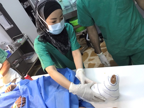 イラクのモスルにて、負傷者の看護に当たる白川さん　提供／国境なき医師団、2017年