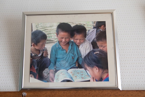 安井さんは日本の家にも、出会った子どもたちの写真を大切に飾っています