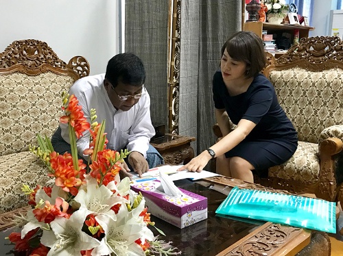 「ミャンマーの社会福祉救済復興省の副大臣に、プロジェクトについて説明する様子。政府高官から村の人まで、さまざまな立場の人を巻き込みながら、事業を進めなければなりません」　写真提供／大倉瑶子さん