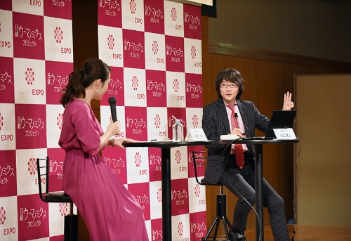 大口克人・日経マネー発行人（写真右）と、TVQ九州放送アナウンサーの小野口奈々さん