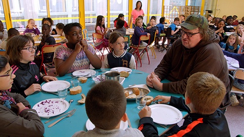 フランスの小学校では陶磁器の食器でフルコースの給食が出る