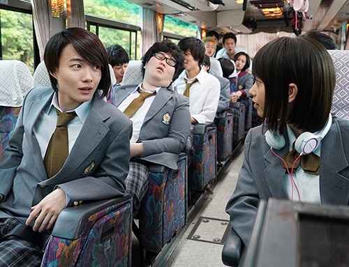 修学旅行のバスで、ひろ美の隣の席をゲットした大助