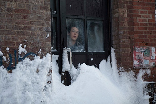 アレックがドアを開けようとしても大雪で開かない。
