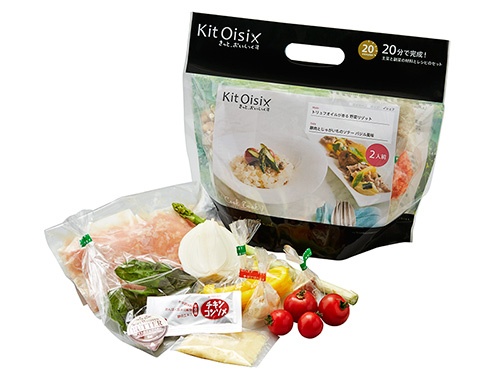 お洒落なパッケージで思わずテンションが上がる「Kit Oisix」。おいしさへのこだわりから、鮮度が下がる野菜はあえてカットせずにお届け。※イメージ