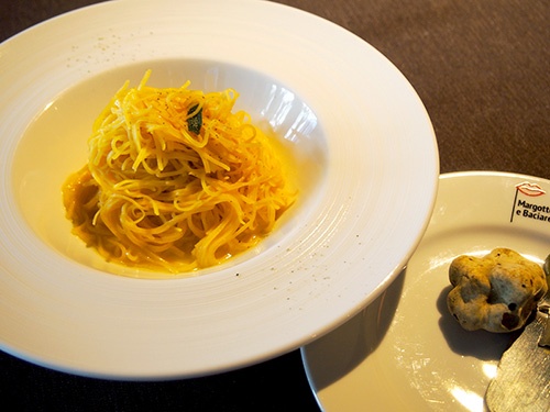 イタリア・ピエモンテ州の名物料理「白トリュフのための手打ちパスタ タヤリン」（1人分1000円／トリュフ代は別途）。麺は水を使わずに、セモリナ粉と卵黄だけで作られている。