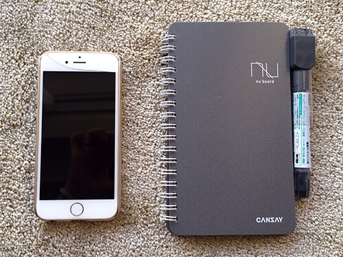 右／nu board 新書判（CANSAY）／欧文印刷（2258円／税込）。iPhone6よりひと回り大きな新書版サイズ。持ち運びしやすいのが特徴です