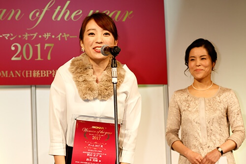 「チーム2017賞」を受賞した、NPO法人マギーズ東京・共同代表理事の鈴木美穂さん（写真左）