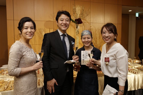 左から、マギーズ東京事務局・阪口祥代さん、審査員の入山章栄さん、小林せかいさん、鈴木美保さん