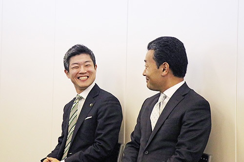 「日本一前向きな市役所を目指しますよ！」明るく談笑する東氏とエン・ジャパン社長の鈴木孝二氏
