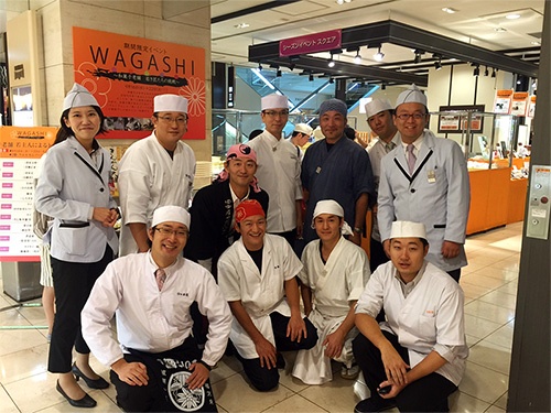 2015年9月に新宿タカシマヤで開催されたワカタク催事の様子。畑さん（右上端）と和菓子の未来を担うワカタクたち。