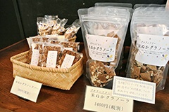 店内では米ぬかを活用したグラノーラなども販売している。メニューやお菓子はすべてグルテンフリーに対応