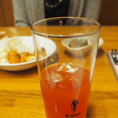 ビールが苦手な手塚宏美さん（仮名、39歳）。甘いカクテルで乾杯しました