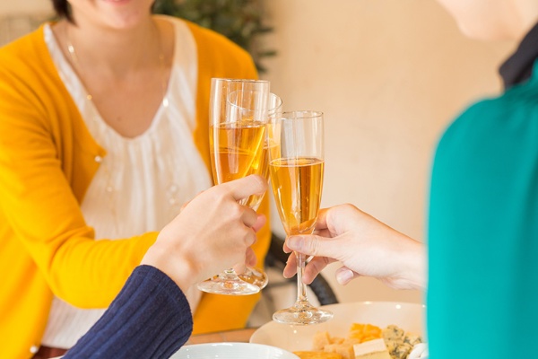 生理中はお酒を飲んじゃダメって本当 医師に聞いた 日経xwoman 生理中はお酒を飲んじゃダメって本当 医師に聞いた 日経xwoman