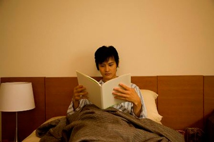 ベッドを読書の場所にすることは不眠症への第一歩（©PaylessImages-123RF）