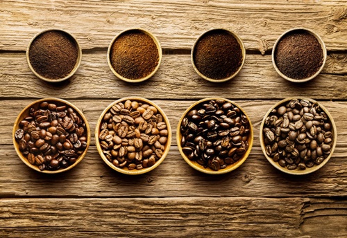 同じ1杯のコーヒーでも、コーヒー豆の煎り方によって成分は変わる。また、コーヒーをお湯で抽出する際、フィルターを使うかどうかによっても健康への影響は変わってくるという（©foodandmore -123rf）
