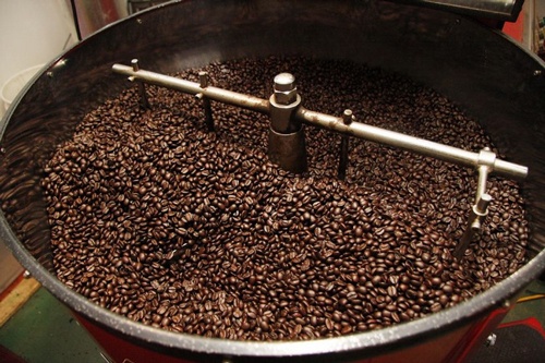 コーヒー豆を焙煎しているところ。長時間焙煎したものが深煎りタイプ。熱を加える時間が変わるため、コーヒー豆に含まれる成分も変化する（©Jonathan Welch -123rf）