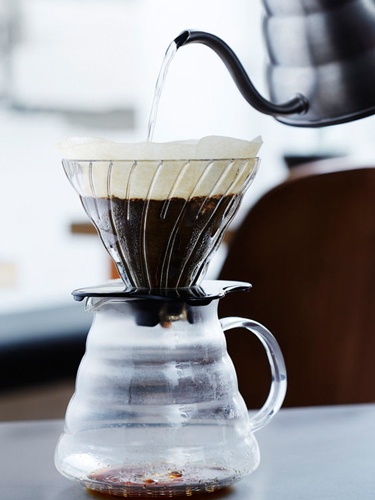 コーヒーを抽出する際にフィルターを使えば、精油成分は除去される（©sanne berg -123rf）