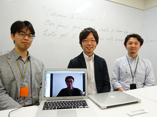 取材にご協力いただいたメタジェンの方々。左より主任研究員の村上さん、CEOの福田さん、技術顧問の井上さん。パソコン画面上の副社長CTOの山田さんはオンラインで参加してくれた