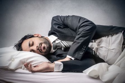 とにかく時間がないビジネスパーソン…。なるべく短い睡眠時間で効率的に体を休めるには？（©bowie15-123RF）