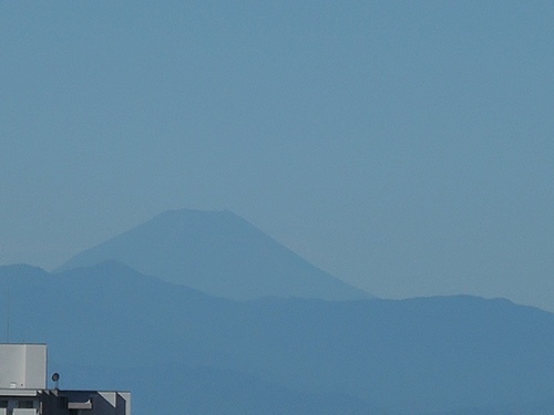 9月30日の朝、東京からも富士山がくっきり。この日が甲府気象台からの「富士山初冠雪」の平年日だが、まだ山頂付近に雪はない。