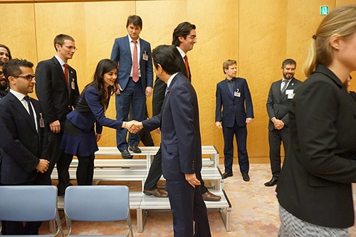 安倍首相と握手するソナイ