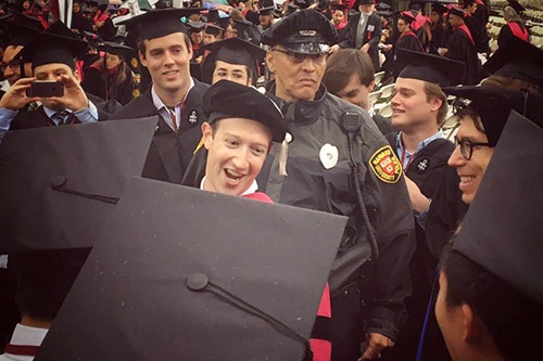卒業式では、ハーバード大学を中退したマーク・ザッカ―バーグ氏に、名誉博士号が贈られた