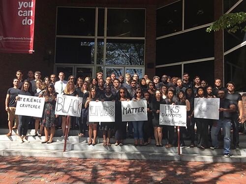 警官による不当な暴力に対し、BLACK LIVES MATTER（黒人の命は大切だ）とキャンパスで抗議をする学生たち
