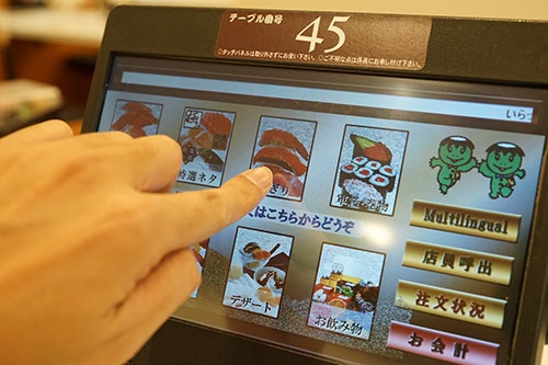 タッチパネルによるフルオーダーシステム（かっぱ寿司）。回転寿司店舗でも約80％がオーダーによる提供であることから、ニーズに対応した。