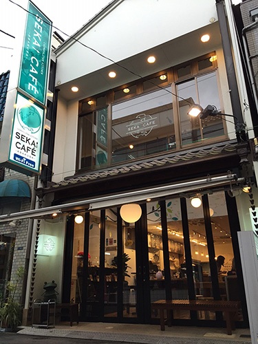 SEKAI CAFE浅草店。雷門から徒歩数分だが、喧噪から離れゆったりできる。Wi-Fiフリーなのも嬉しい。