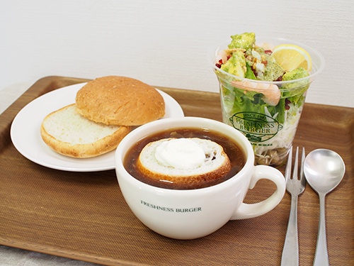 低糖質パン（バンズ）とスープ、サラダを組み合わせた「スープ＆サラダDeli」（3月中旬まで販売予定／フレッシュネスバーガー）。