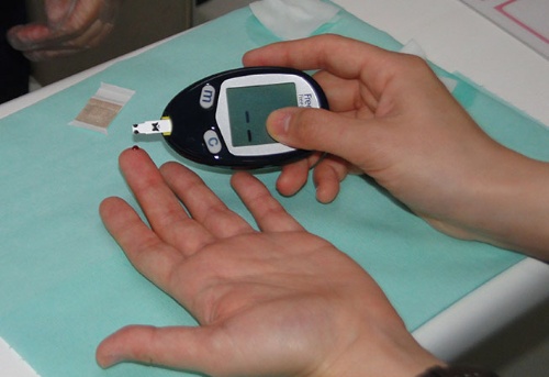 指先を消毒し、針のついた器具を中指の腹に当て、ボタンを押すと針が刺さる。血液を絞り出して、そこに試薬の吸入部を当てて吸引する。自分で針を刺すので医療行為には当てはまらない<br> ※血糖値や中性脂肪、コレステロールは食事の影響を受けるため、12時間以上空腹状態での検査が望ましい
