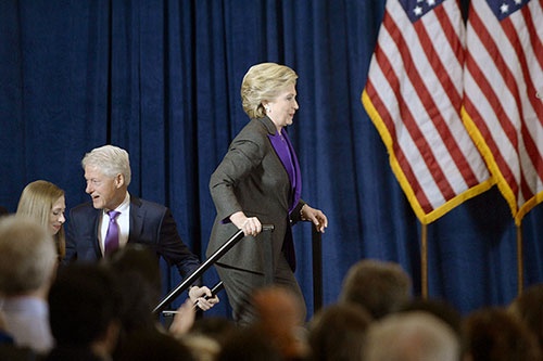 米大統領選での敗北表明に向かう民主党のヒラリー・クリントン (C) 代表撮影/UPI/アフロ
