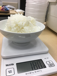 お茶碗に1食分、180gを入れたところ。想像以上にたっぷり