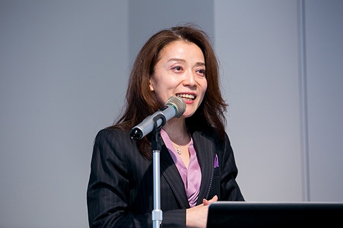軽快なテンポで、冗談を交えながら講演する日本アンチエイジングダイエット協会理事・伊達友美さん