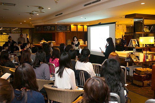 講演は、東京・品川の品川プリンスホテル Nタワーのビジネスラウンジで開催されました。落ち着いた雰囲気の中、参加者の皆さんは身を乗り出して講師の方々の話に耳を傾けていました。
