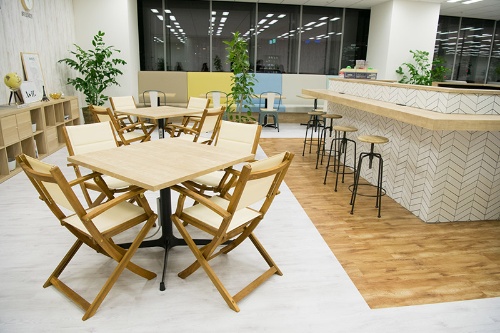 リフレッシュスペースは、カフェのようにオシャレな空間。社員同士のコミュニケーションも活発に